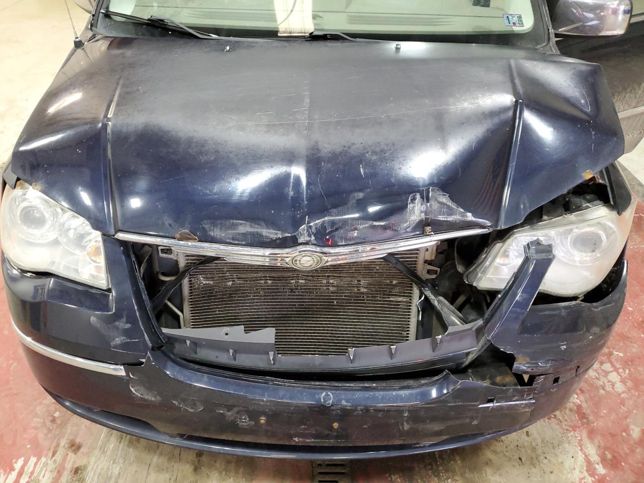 2010 Chrysler Town & Country - Image 14