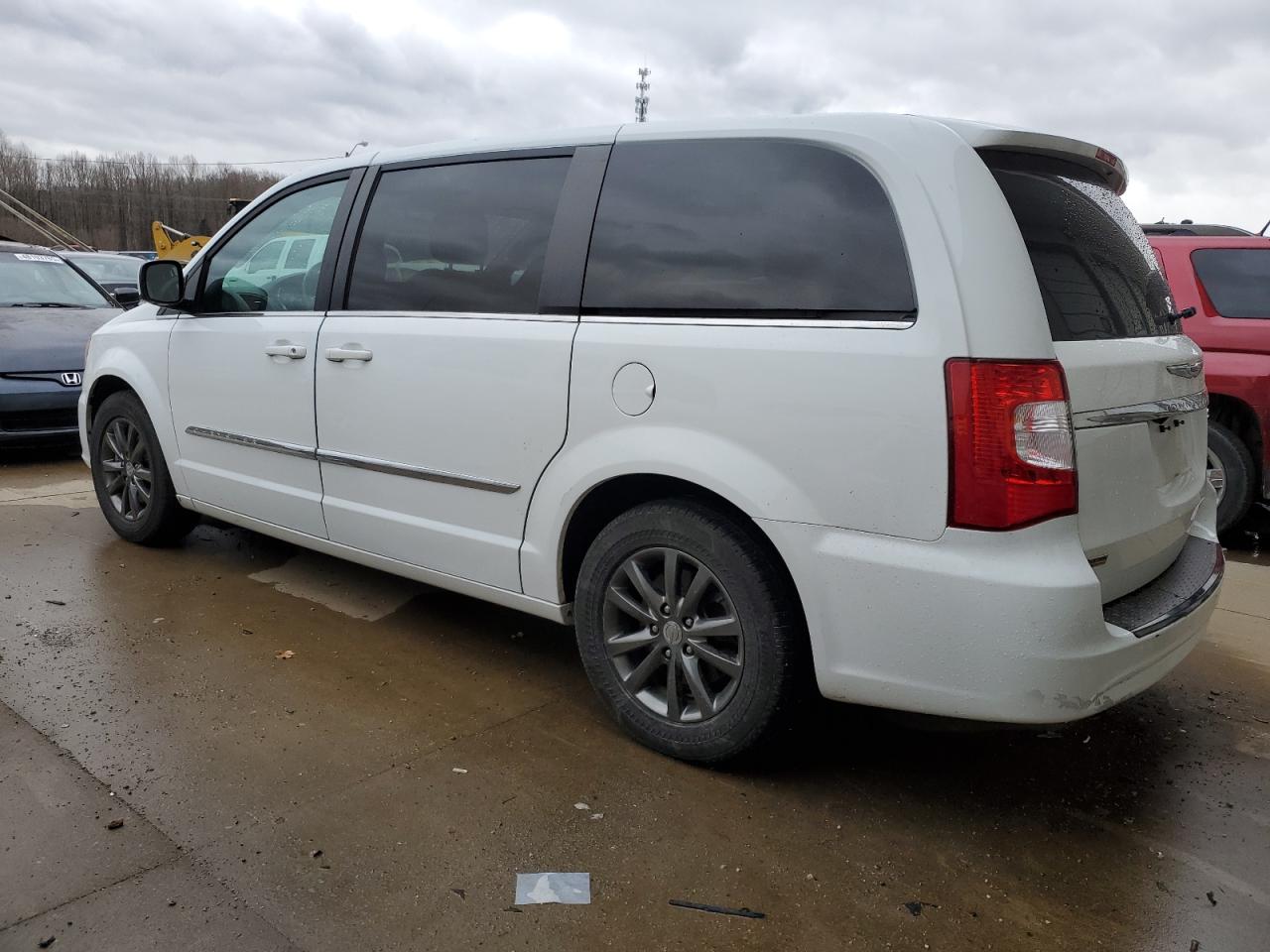 2015 Chrysler Town & Country - Image 2