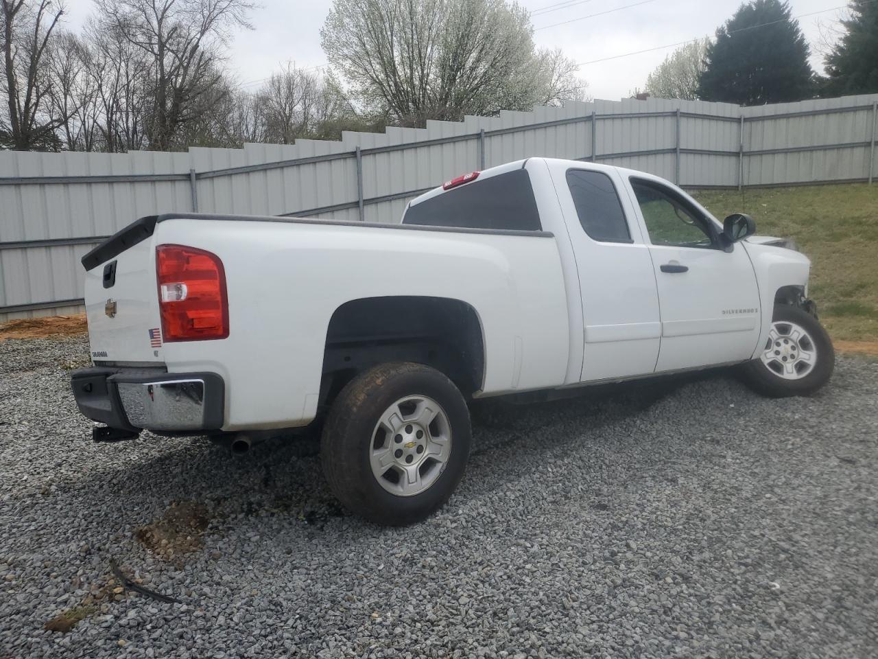 2007 Chevrolet Silverado - Image 3