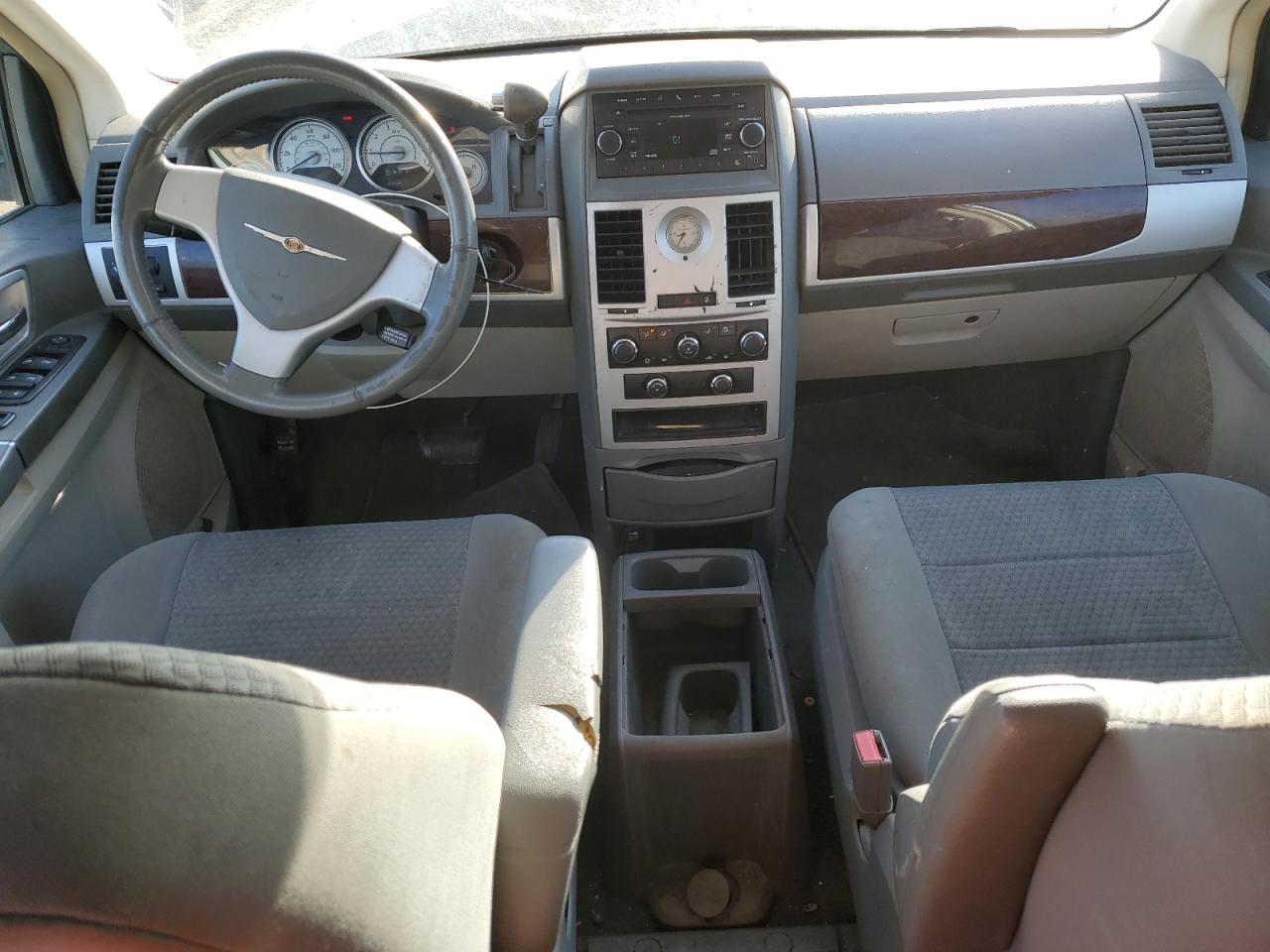2010 Chrysler Town & Country - Image 8