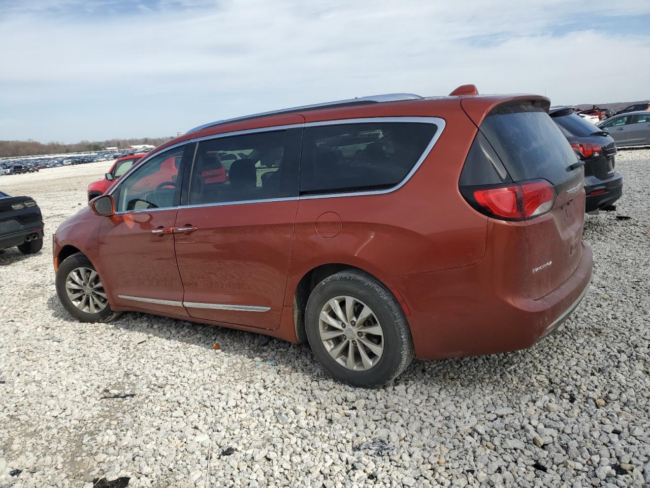 2018 Chrysler Pacifica - Image 2