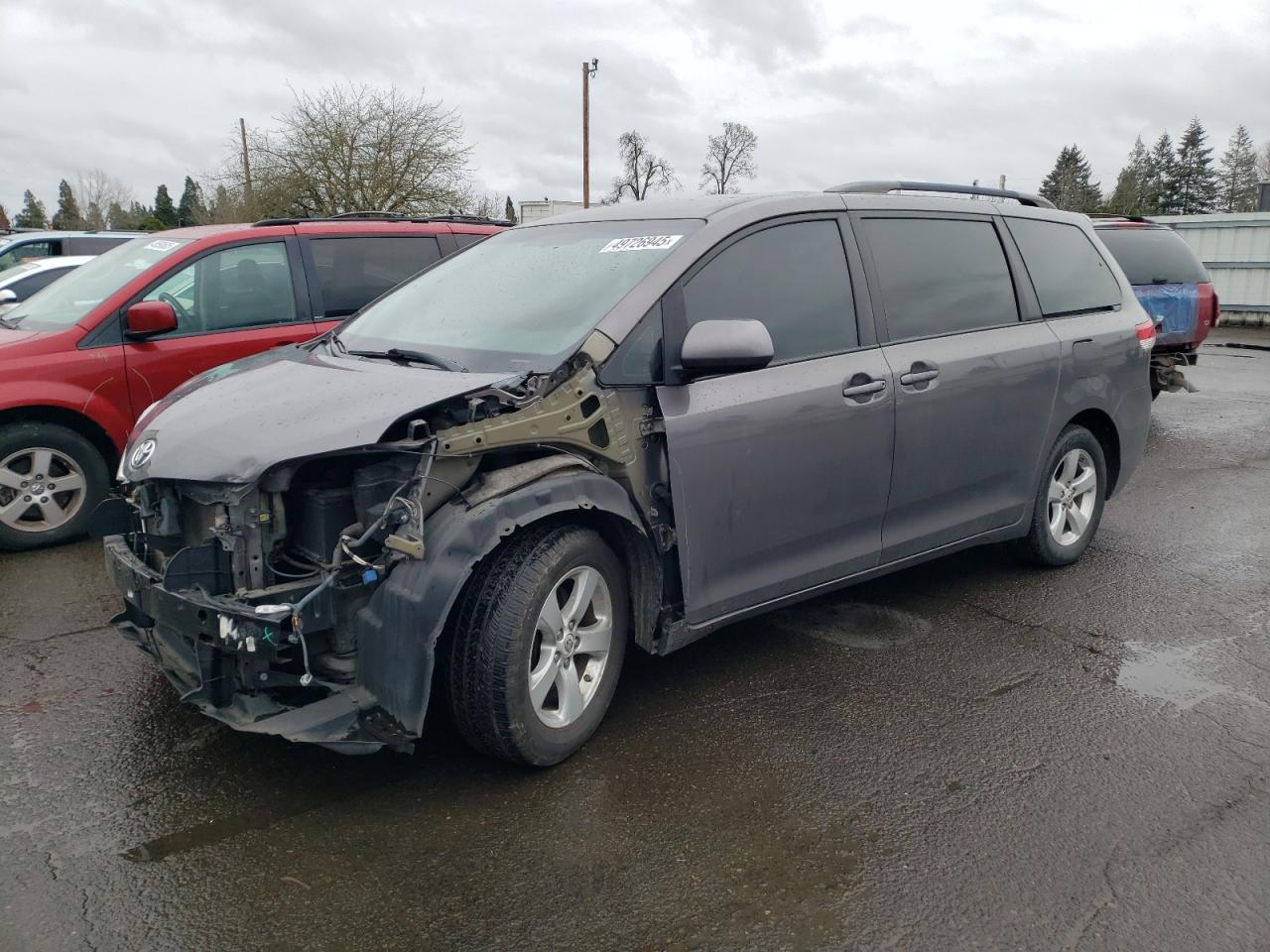 2012 Toyota Sienna Le for Sale in Woodburn, OR - Front End