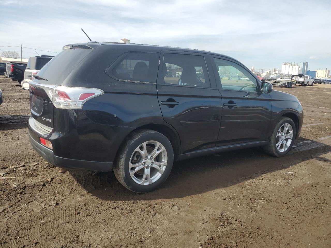 2014 Mitsubishi Outlander - Image 3