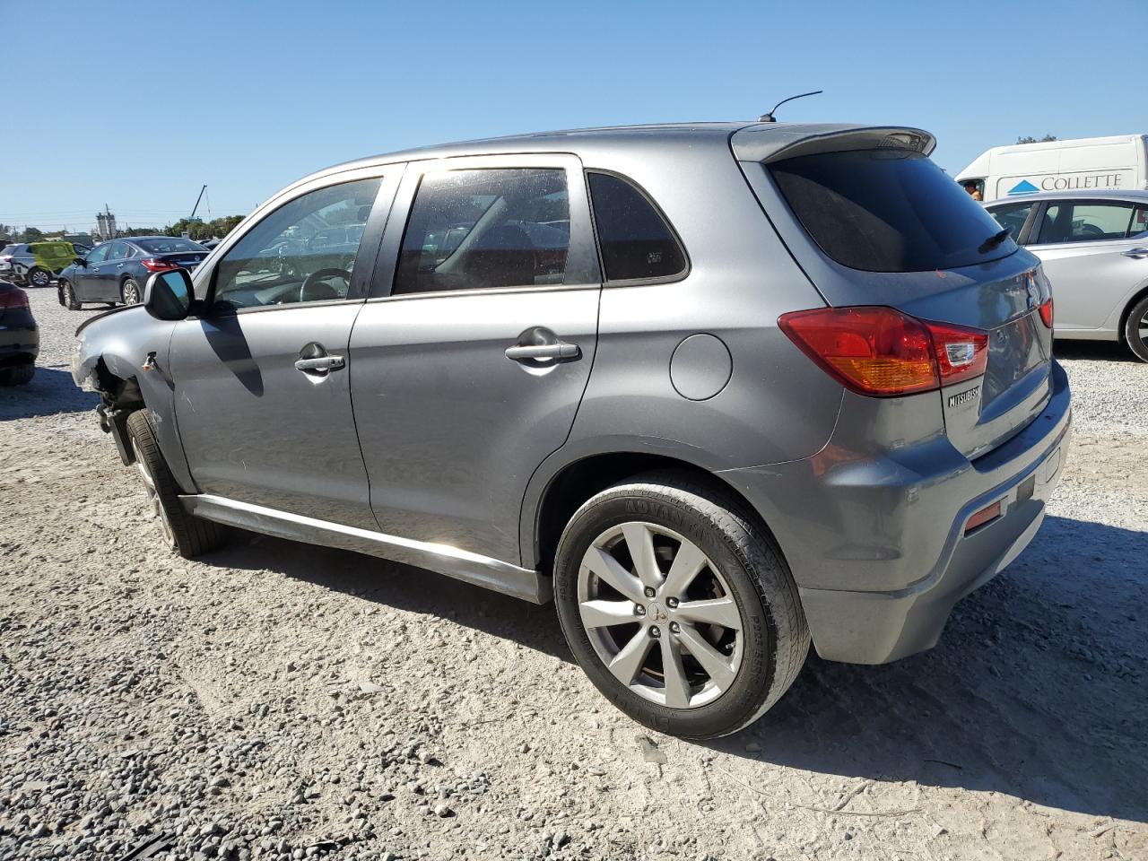 2012 Mitsubishi Outlander - Image 2