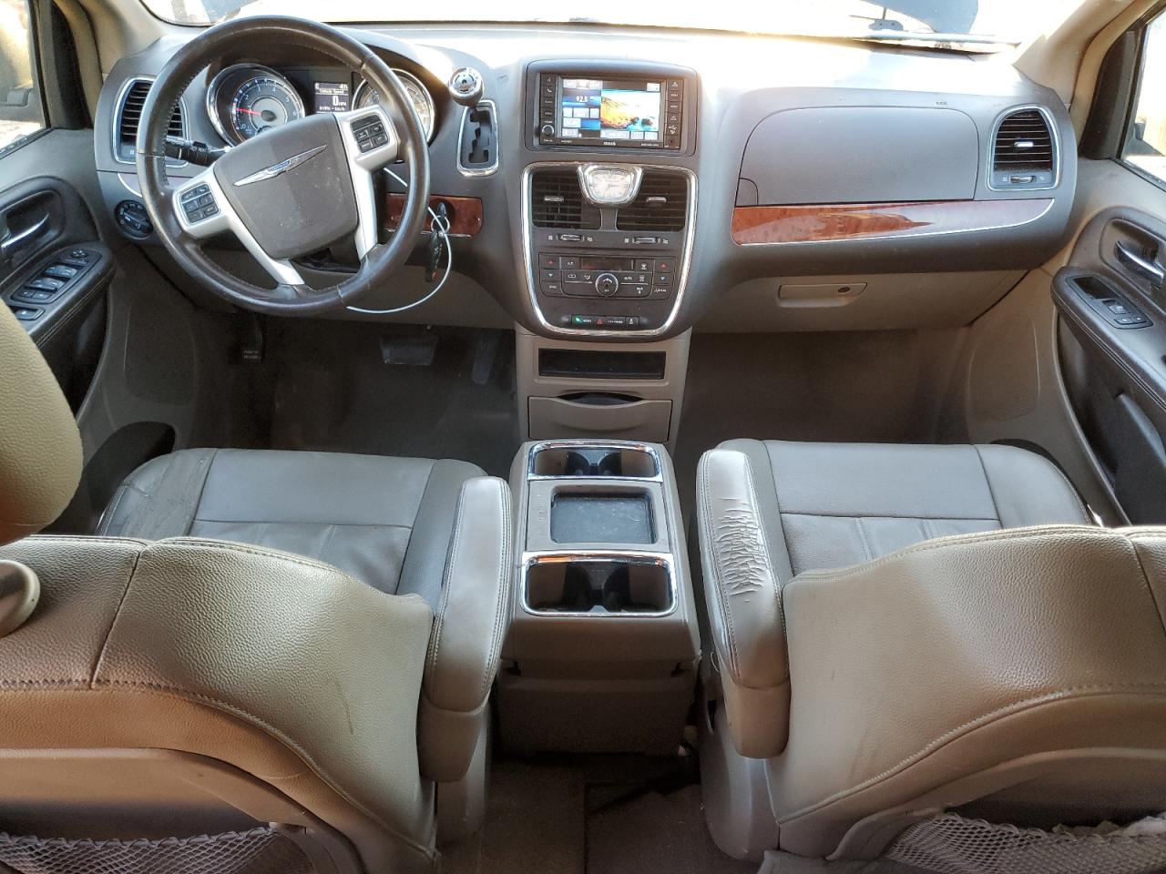 2015 Chrysler Town & Country - Image 8