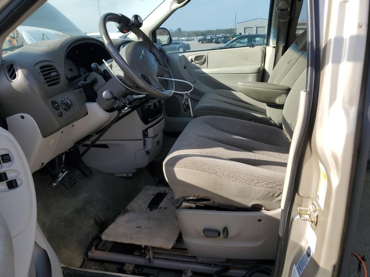 2006 Chrysler Town & Country - Image 7