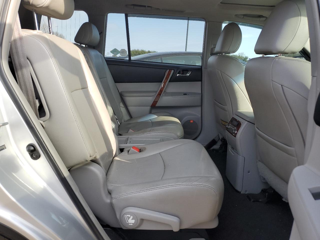 2013 Toyota Highlander - Image 11