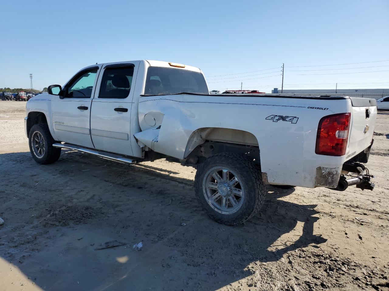 2007 Chevrolet Silverado - Image 2