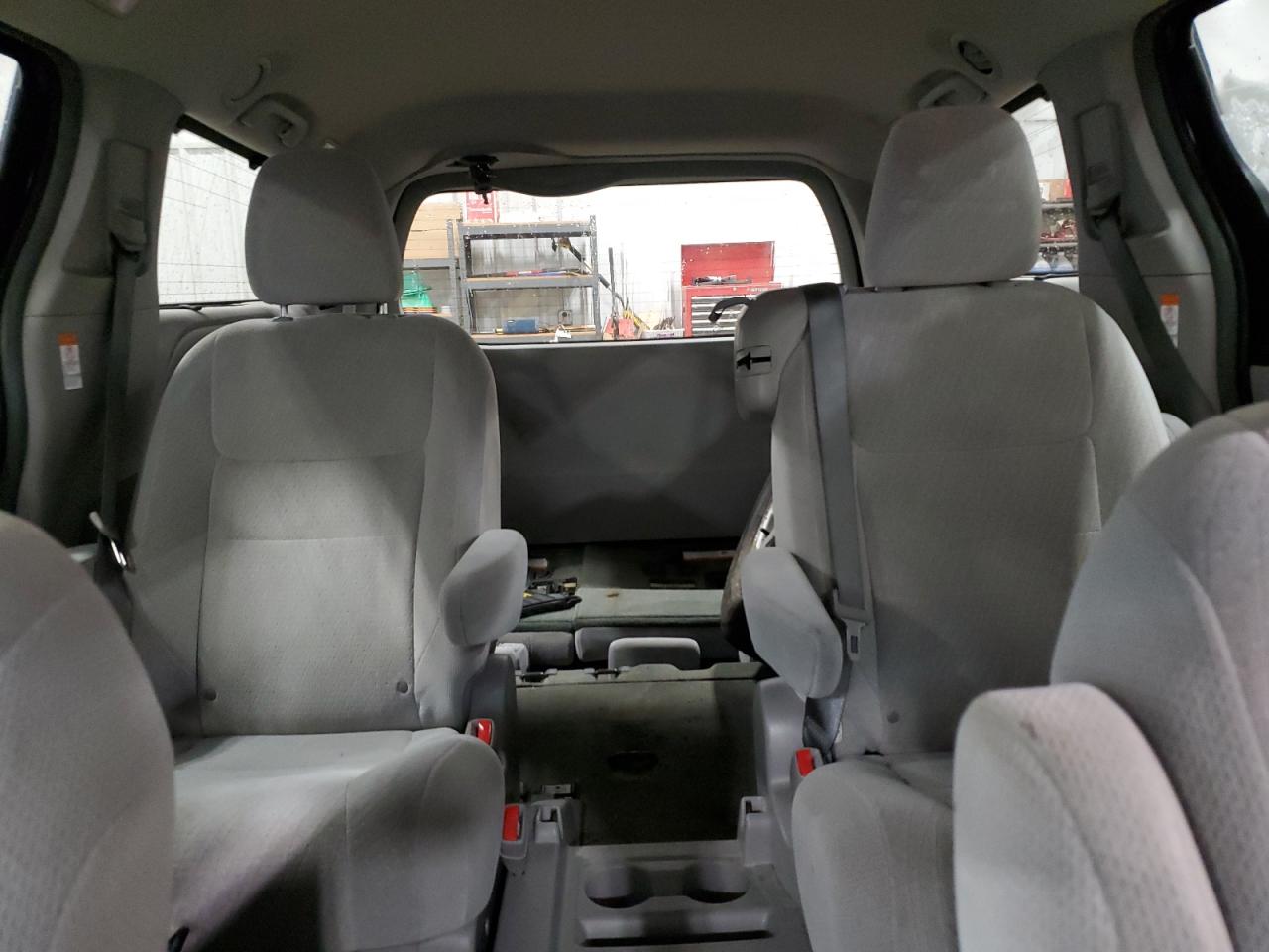 2015 Toyota Sienna - Image 10