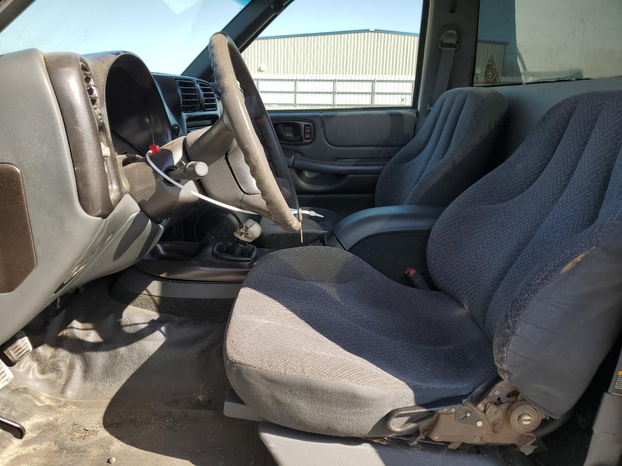 2000 Chevrolet S-10 Pickup - Image 7