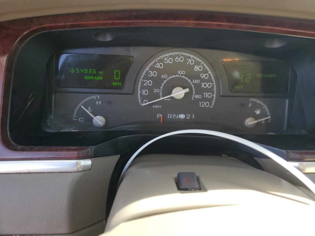 2005 Lincoln Town Car - Image 9