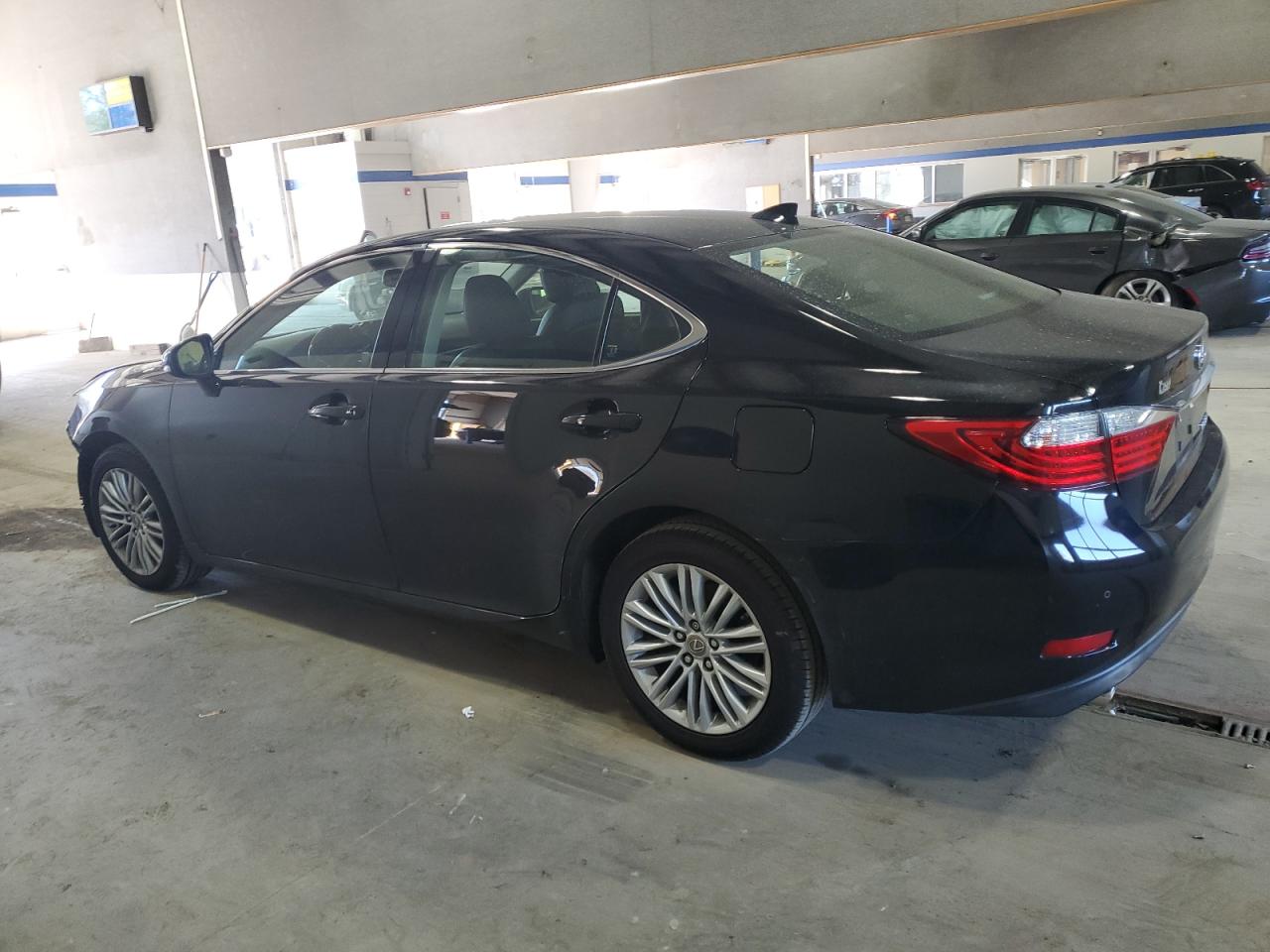 2015 Lexus ES - Image 2