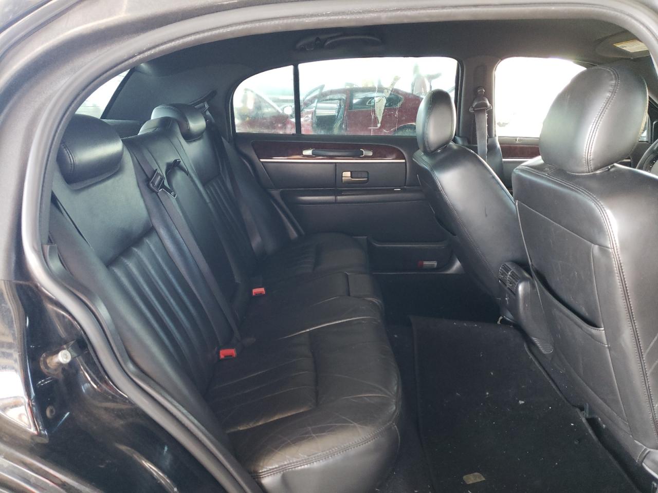 2008 Lincoln Town Car Executive L VIN: 2LNHM84W88X640177 Lot: 50715695
