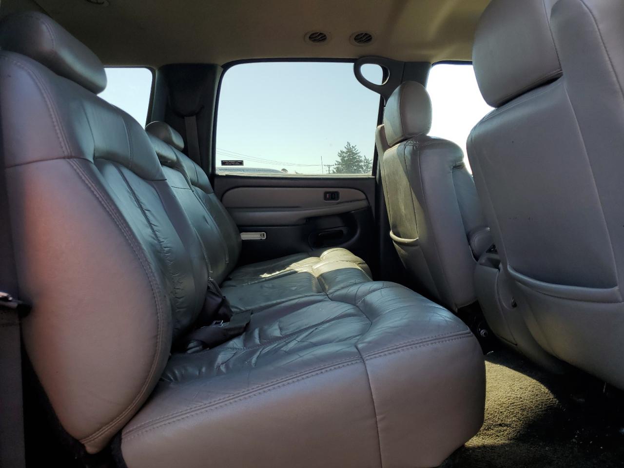 2001 Chevrolet Suburban - Image 11