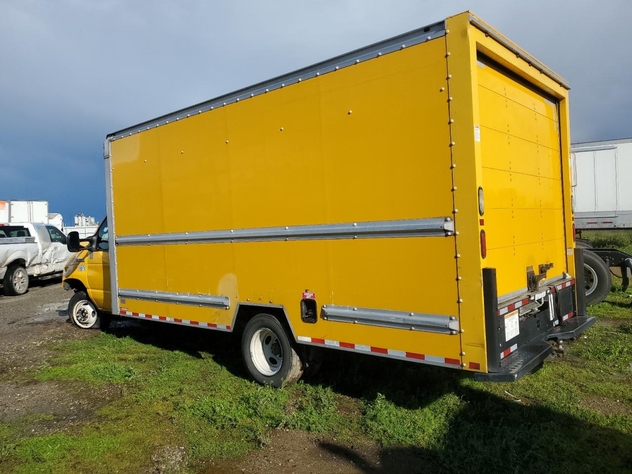 2015 Ford Econoline - Image 2
