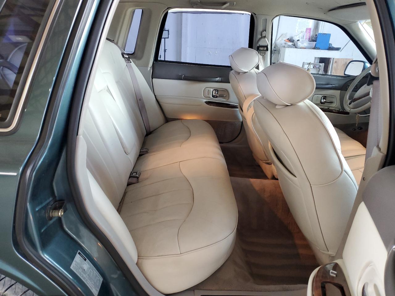 1996 Lincoln Town Car - Image 10