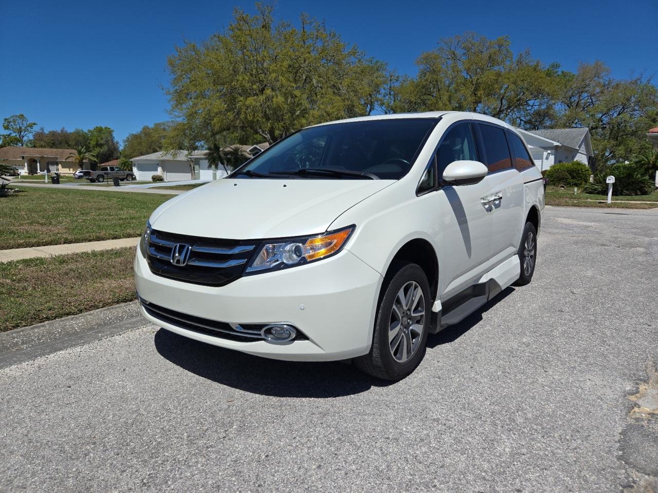 2017 Honda Odyssey - Image 2