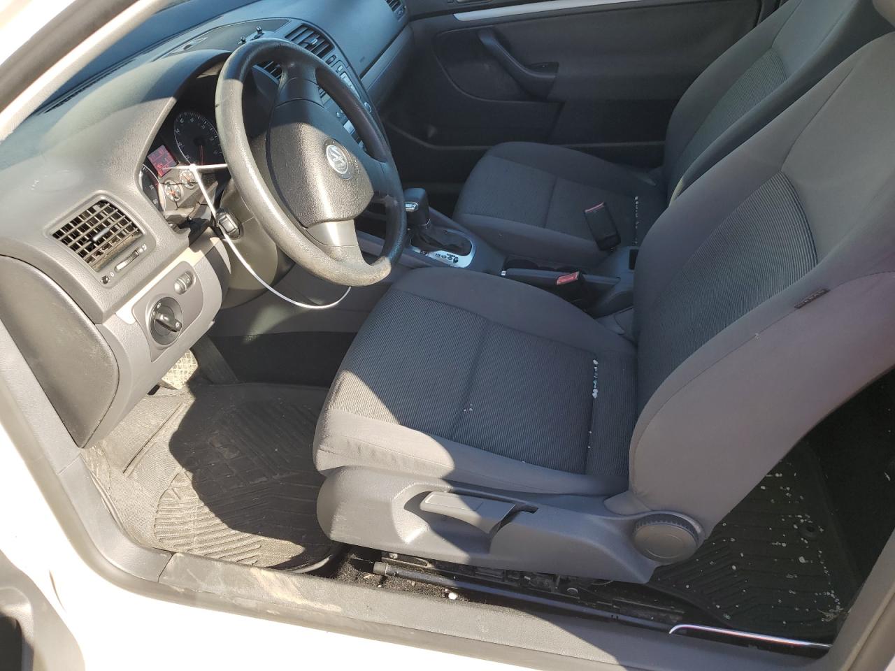 2009 Volkswagen Golf - Image 7