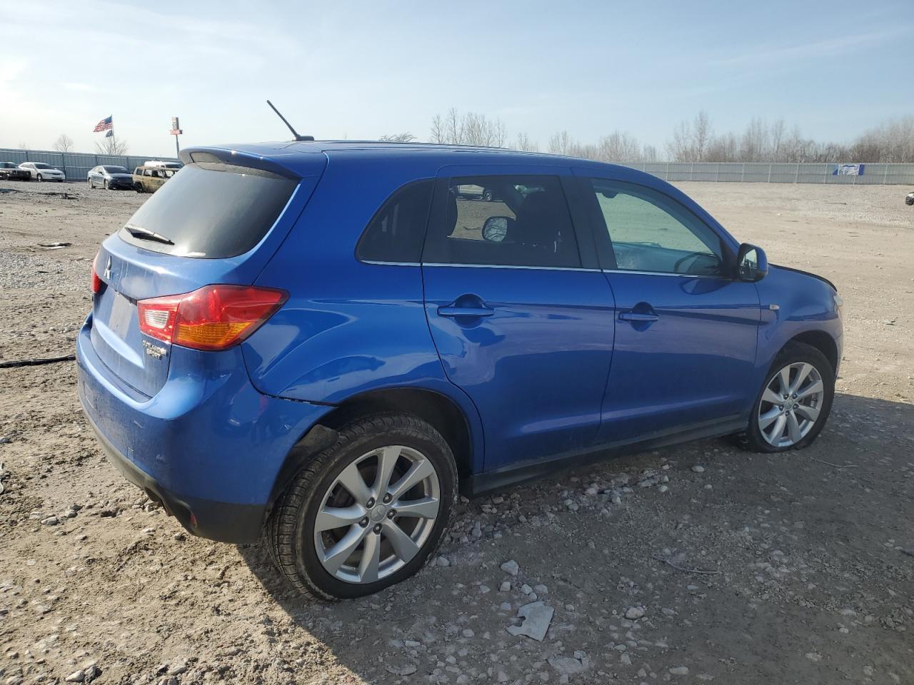 2015 Mitsubishi Outlander - Image 3