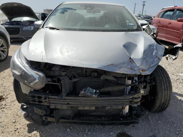  NISSAN VERSA 2022 Сріблястий