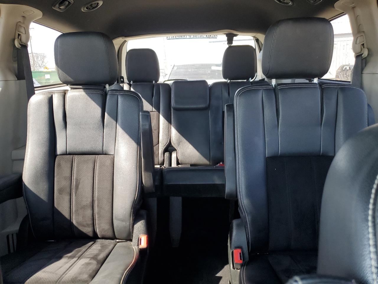 2017 Dodge Caravan - Image 10