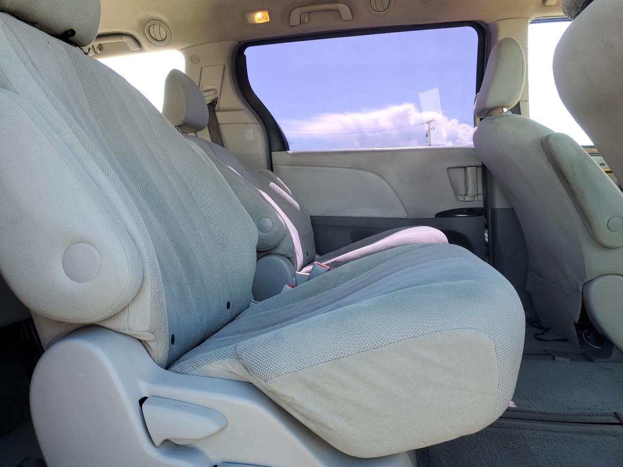 2011 Toyota Sienna - Image 12