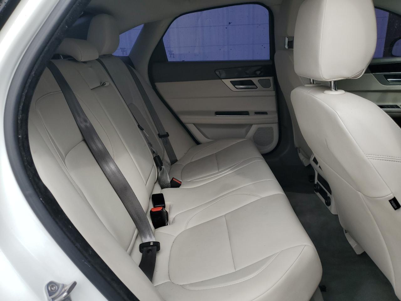 2017 Jaguar XF - Image 10