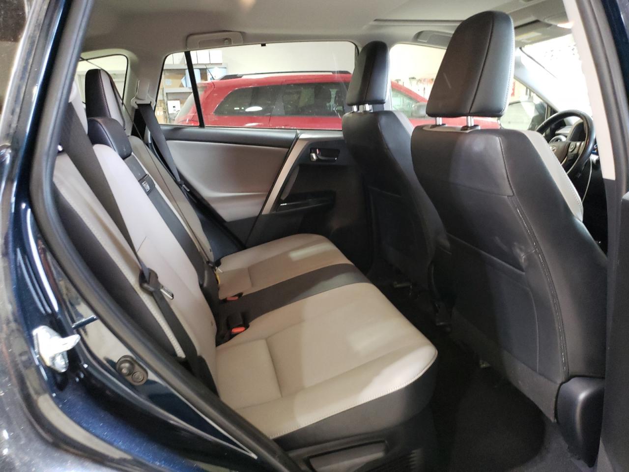 2017 Toyota RAV 4 - Image 11