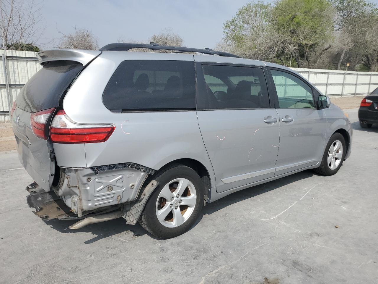 2015 Toyota Sienna - Image 3