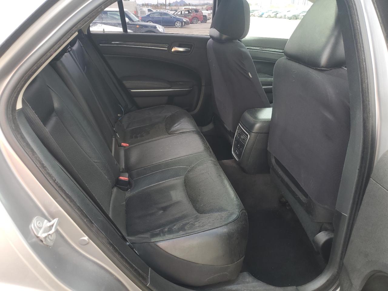 2017 Chrysler 300 - Image 10