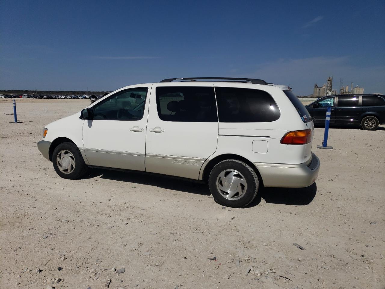 2000 Toyota Sienna - Image 2