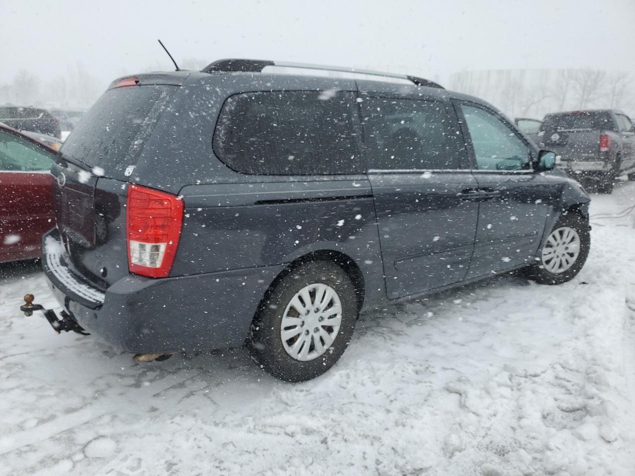 2012 Kia Sedona - Image 3