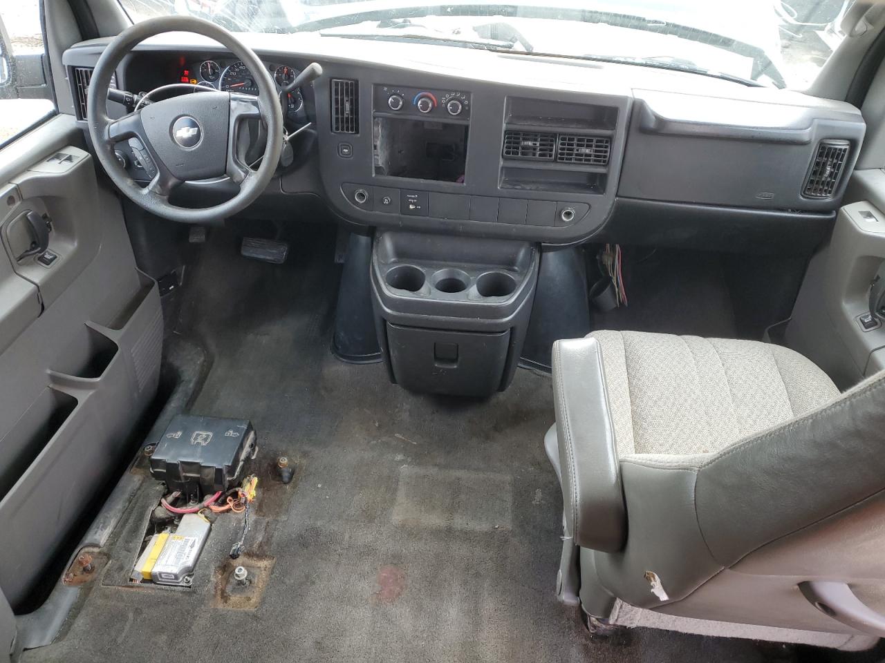 2009 Chevrolet Express - Image 8