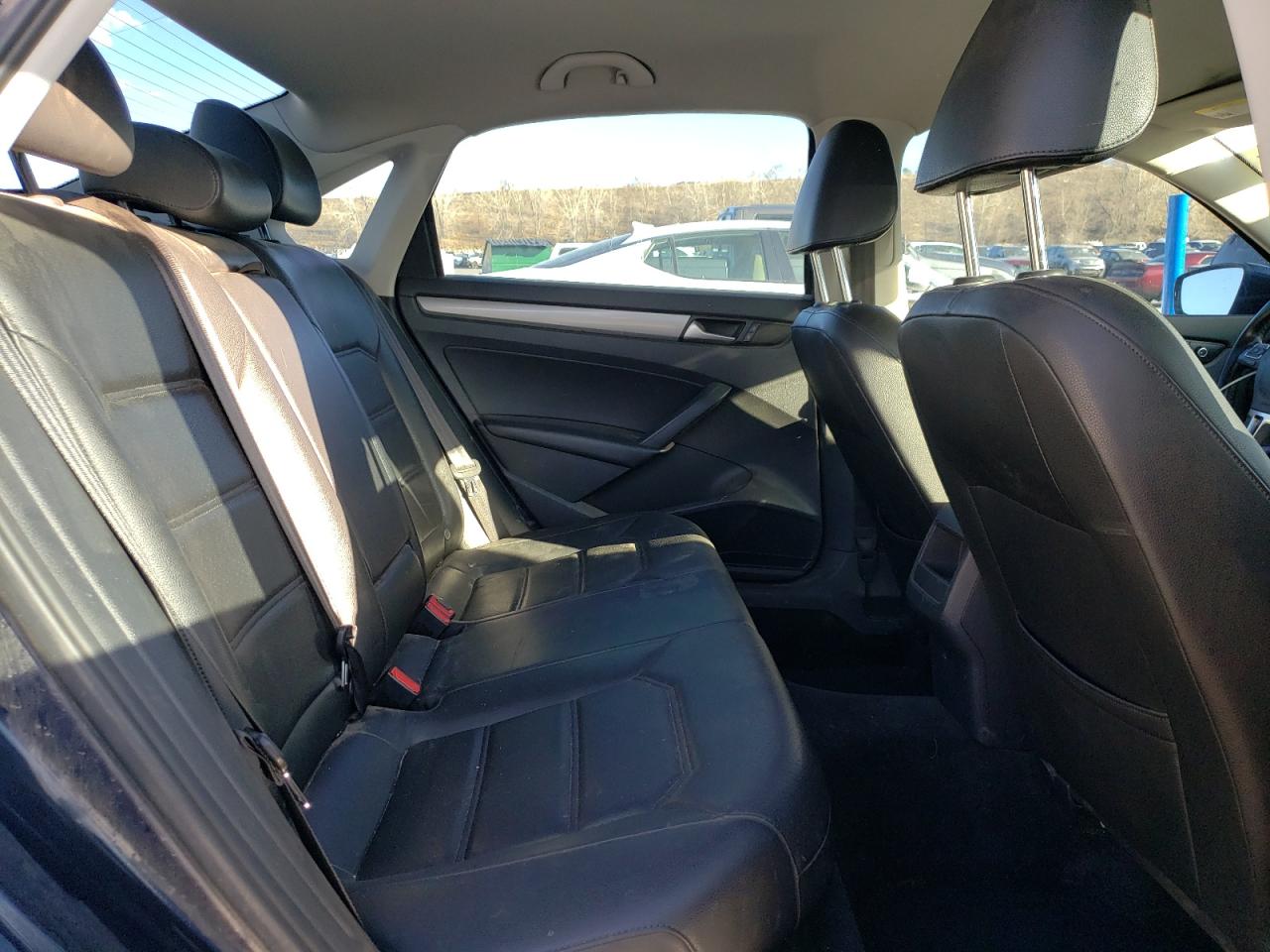 2015 Volkswagen Passat - Image 10