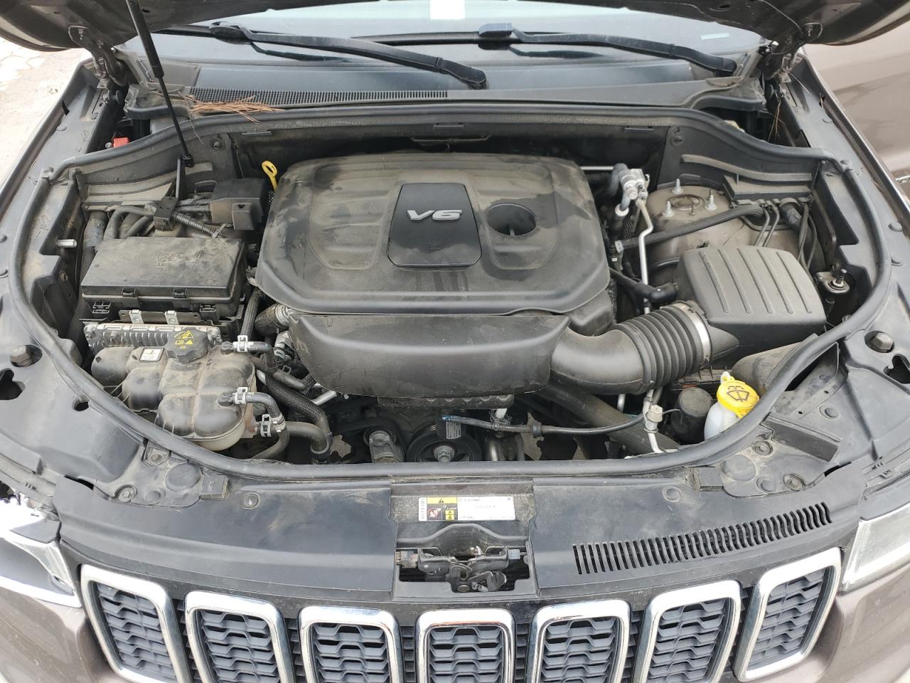2017 Jeep Grand Cherokee - Image 12
