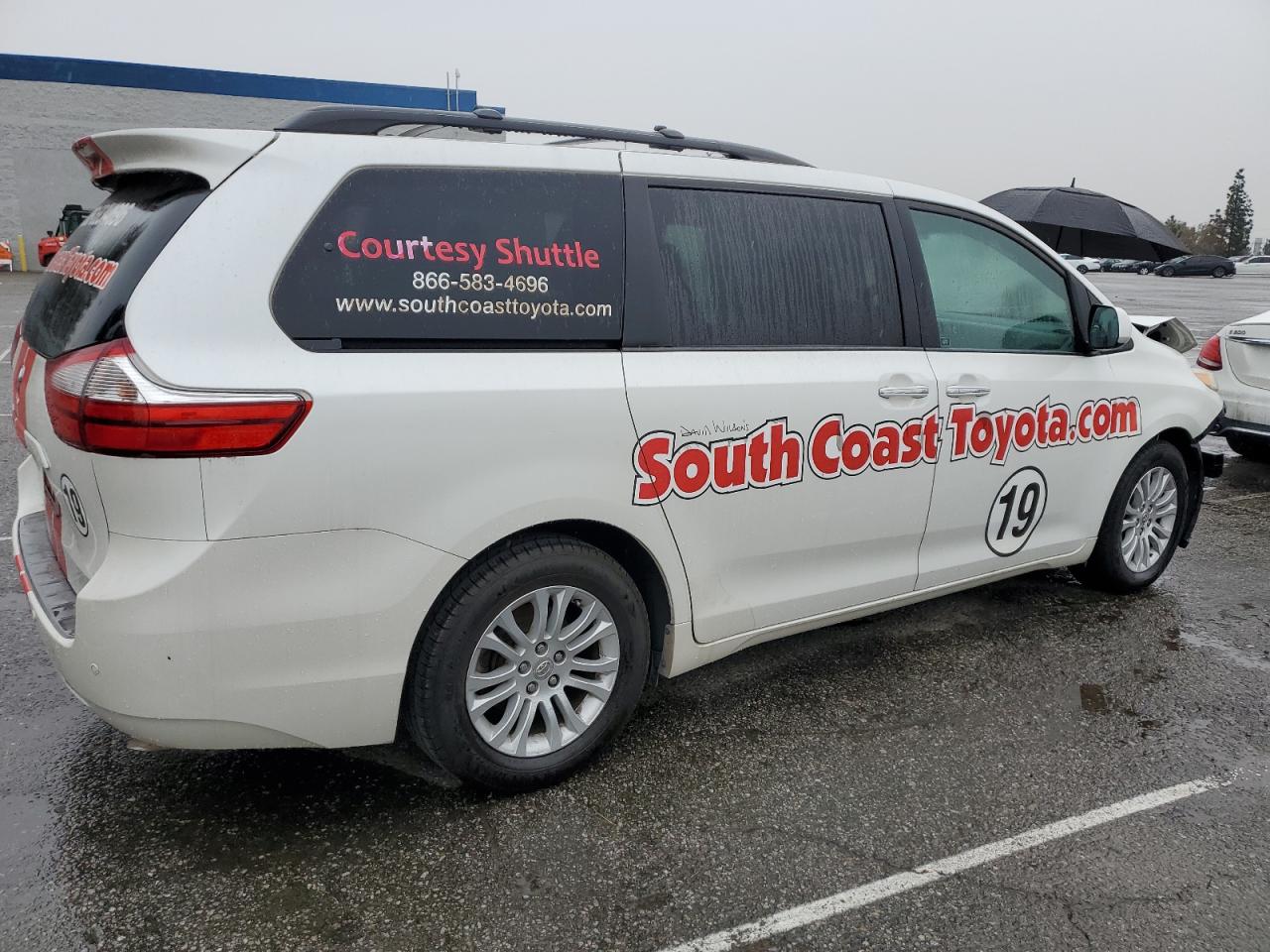 2015 Toyota Sienna - Image 3