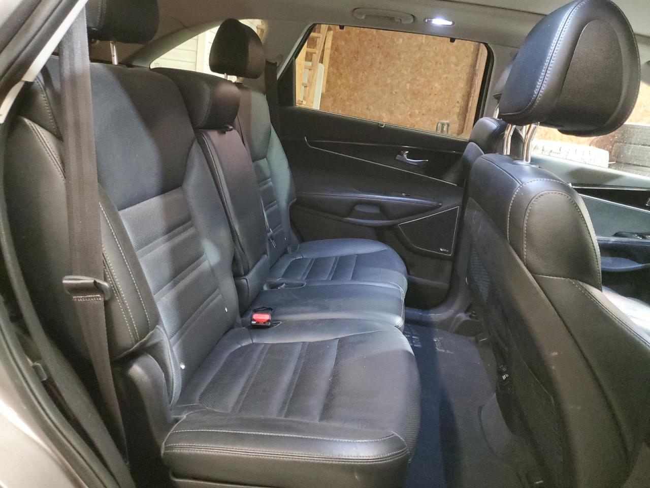 2016 Kia Sorento - Image 11
