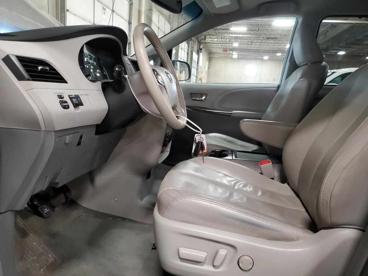 2012 Toyota Sienna - Image 7