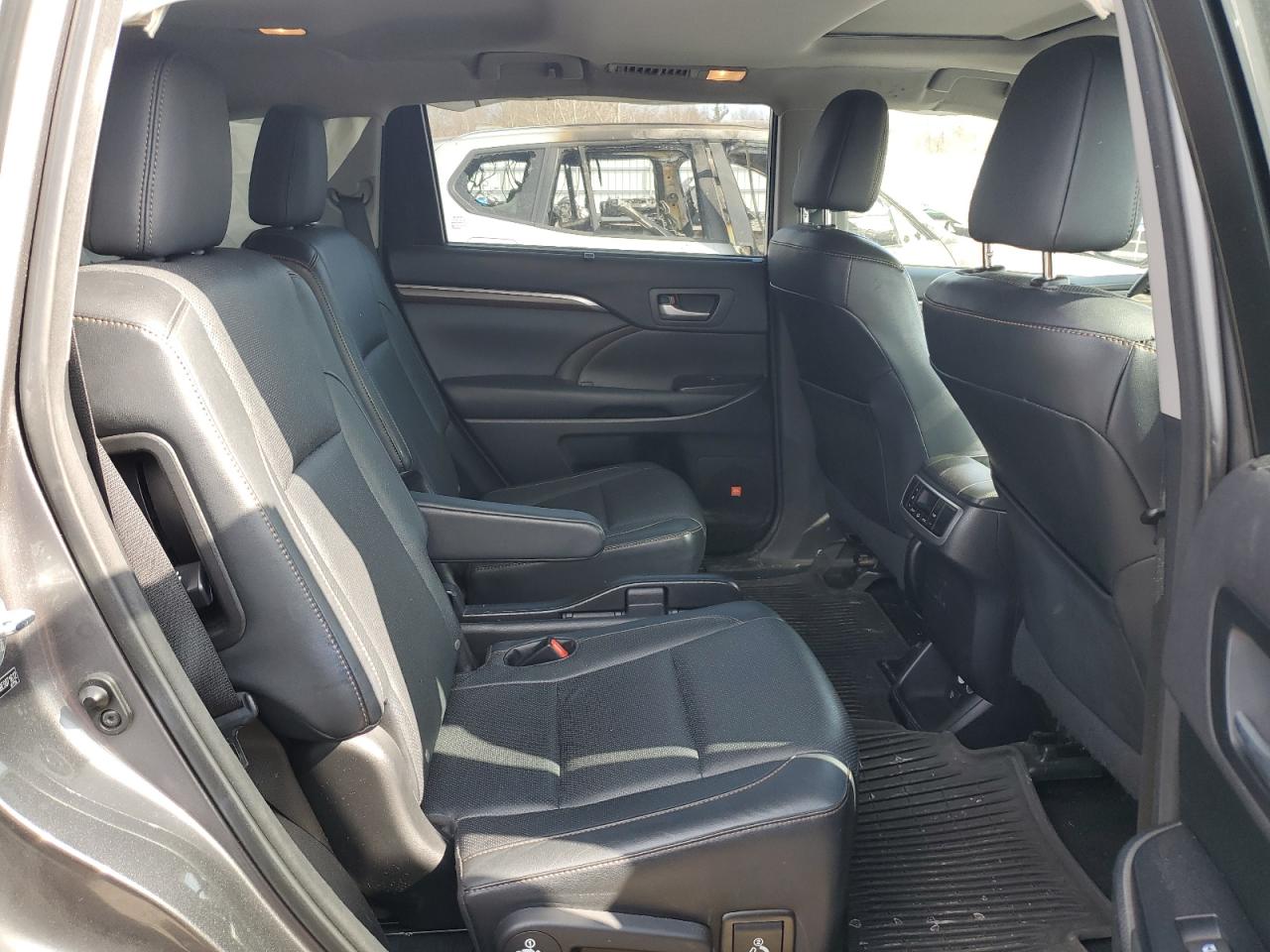 2014 Toyota Highlander - Image 11
