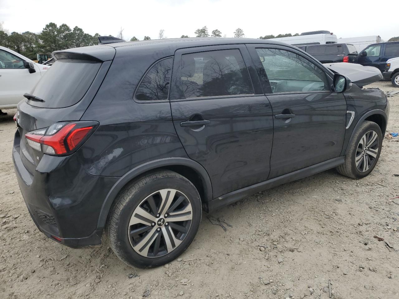 2021 Mitsubishi Outlander - Image 3