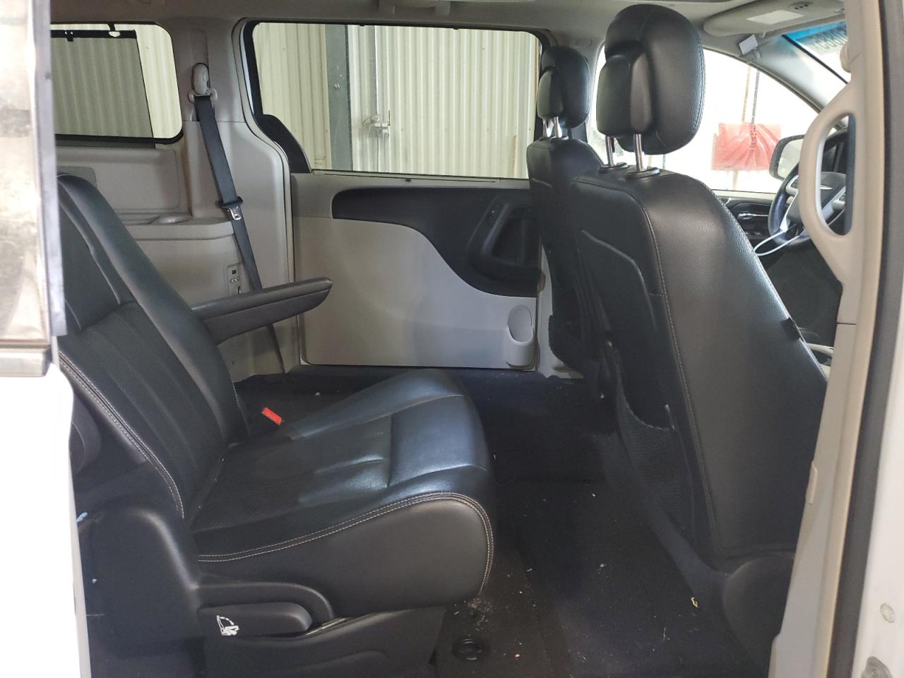 2016 Chrysler Town & Country - Image 11