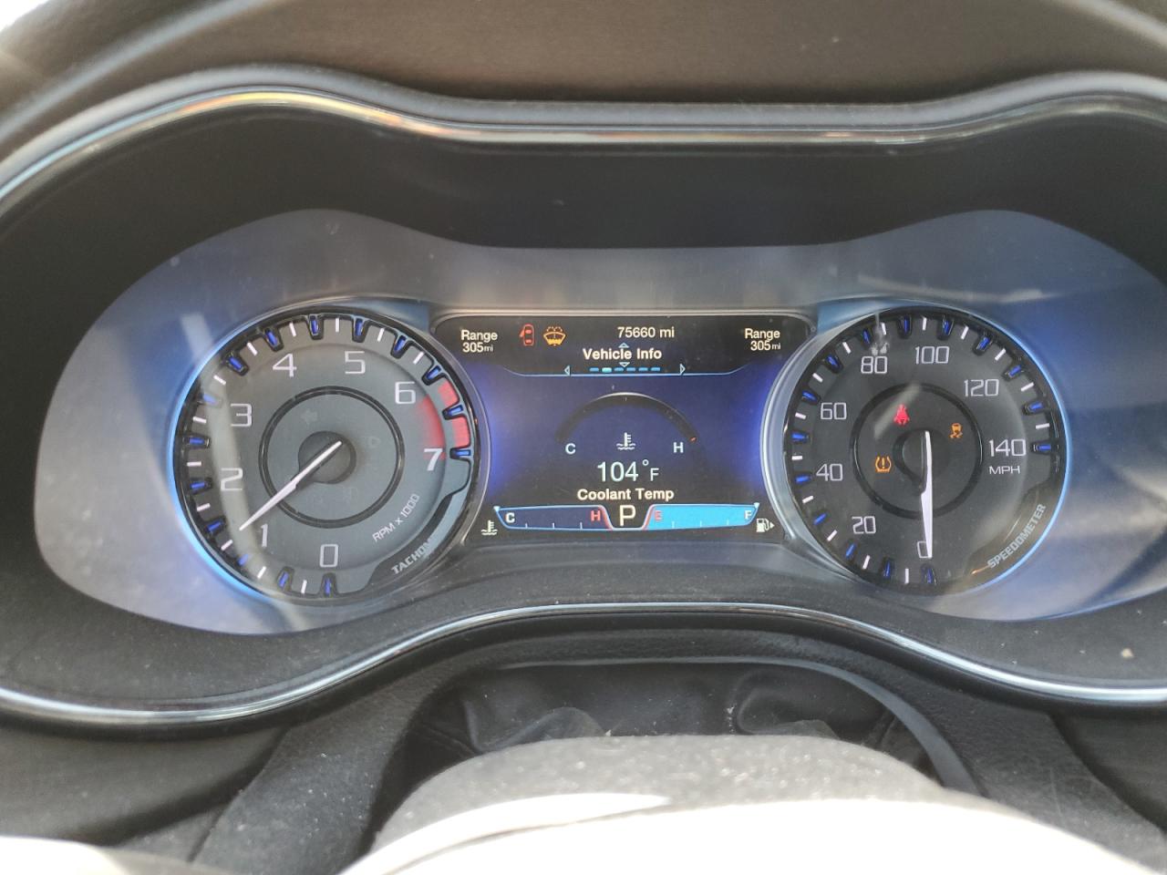 2016 Chrysler 200 - Image 9
