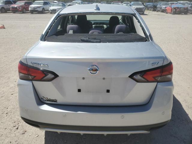 NISSAN VERSA 2021 Srebrny