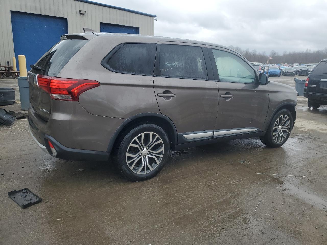 2017 Mitsubishi Outlander - Image 3