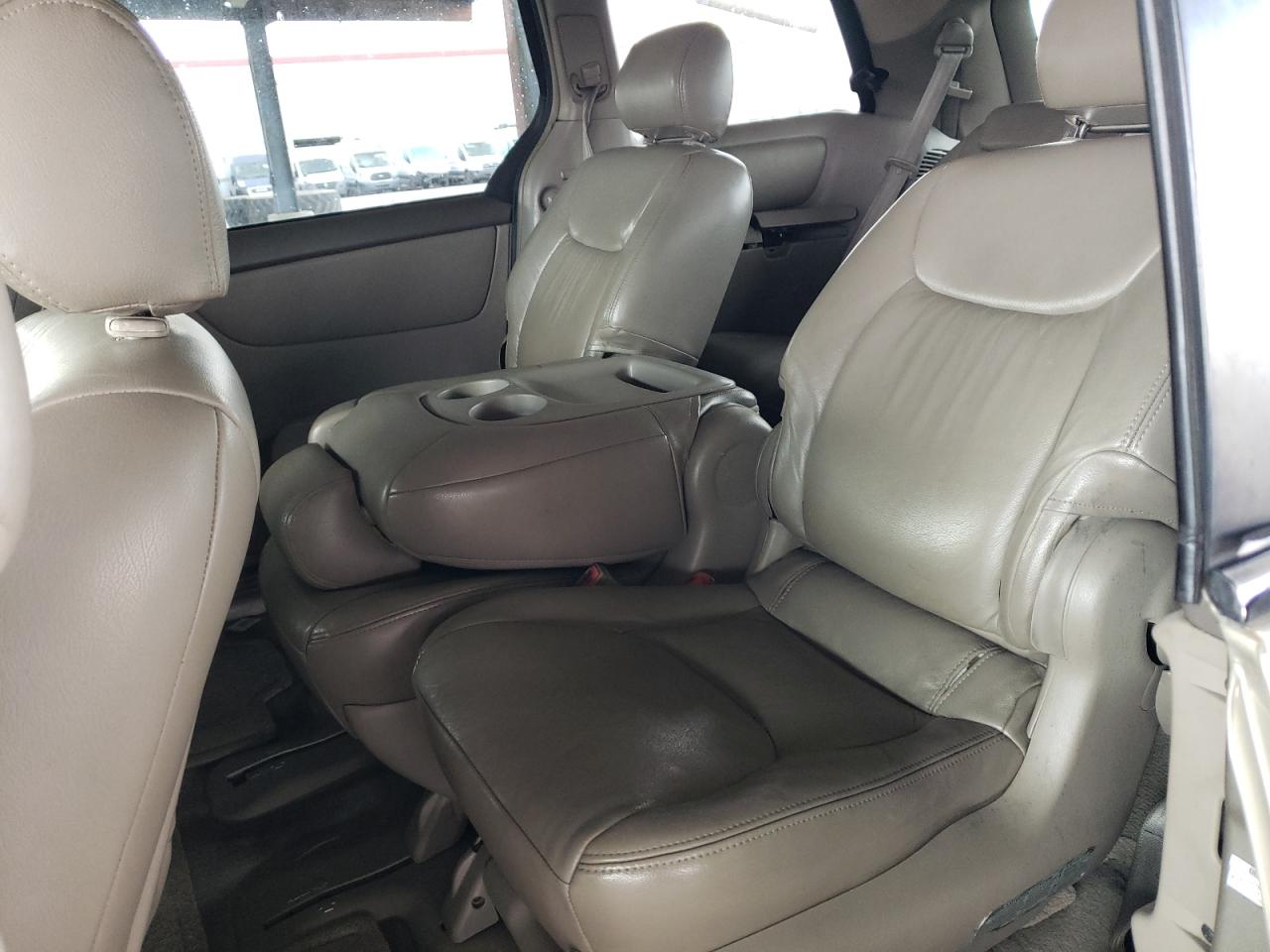 2004 Toyota Sienna - Image 11
