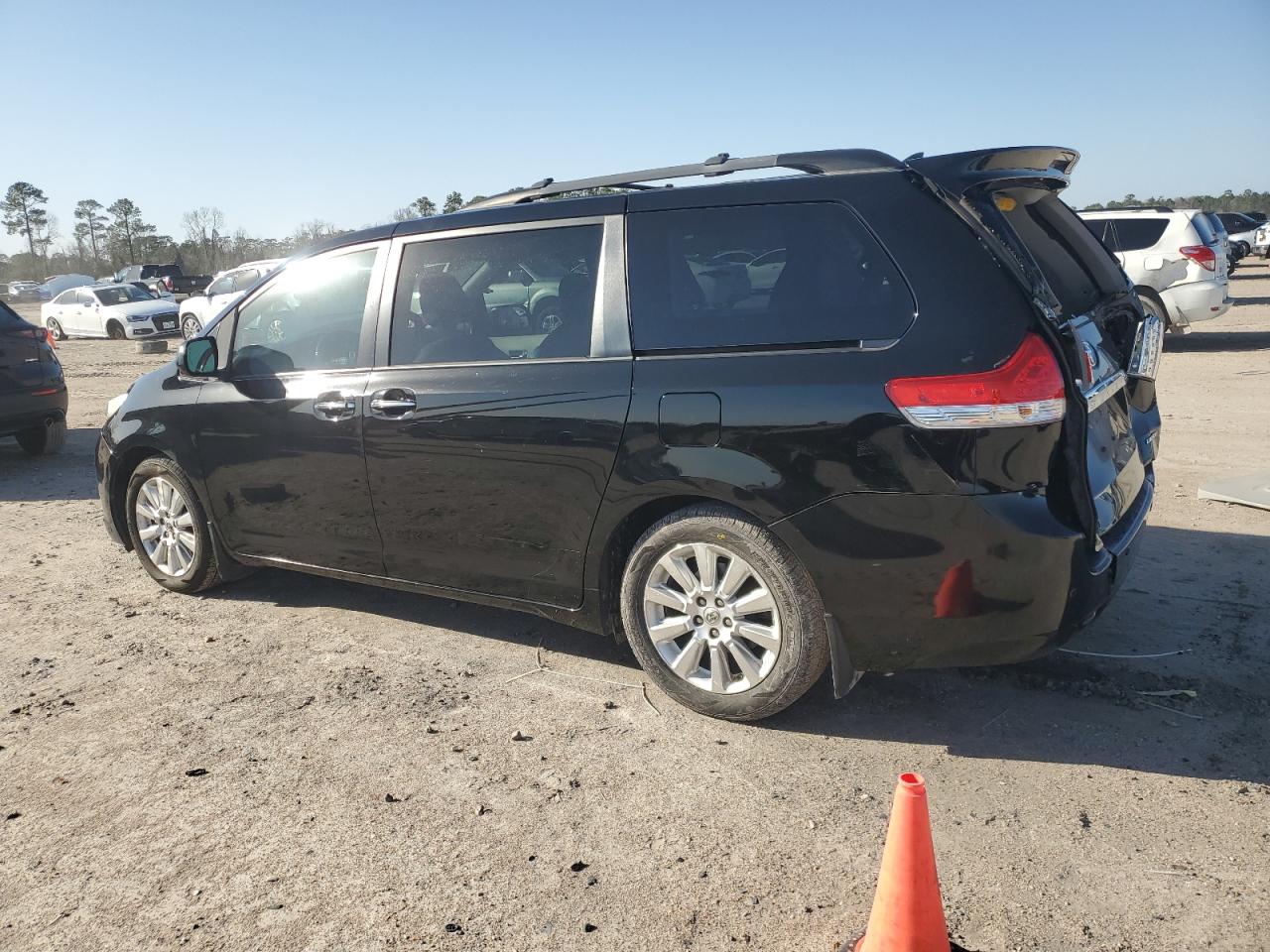 2012 Toyota Sienna - Image 2