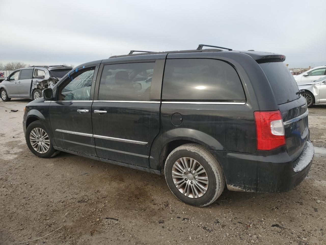 2015 Chrysler Town & Country - Image 2