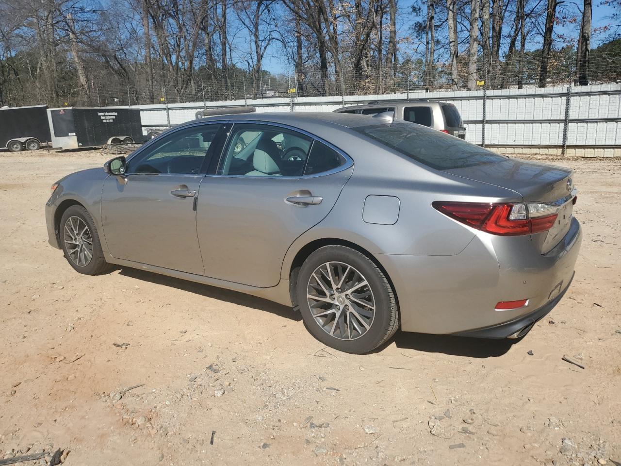 2016 Lexus ES - Image 2