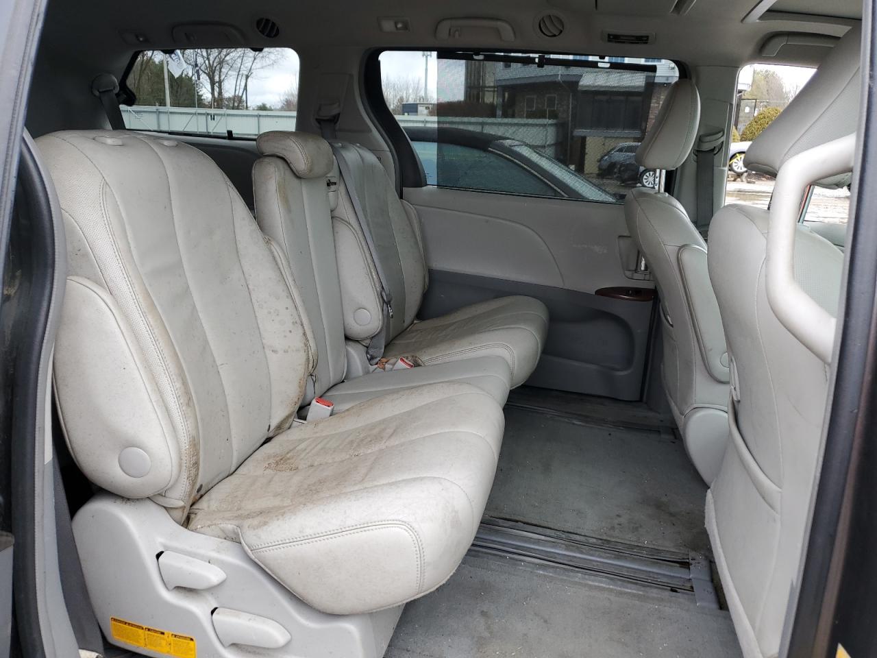 2013 Toyota Sienna - Image 11