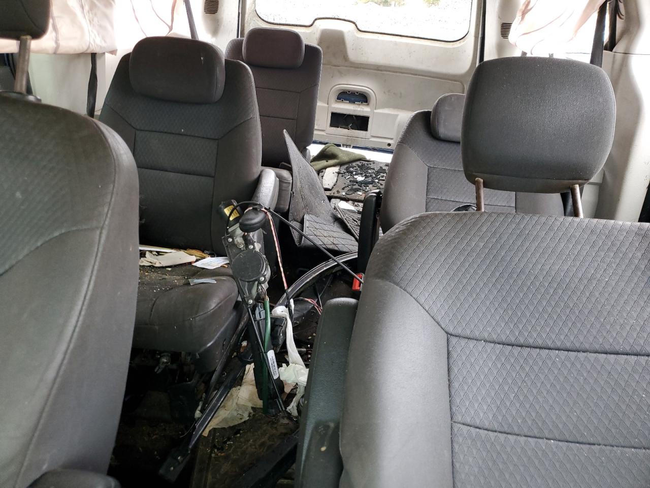 2010 Dodge Caravan - Image 10